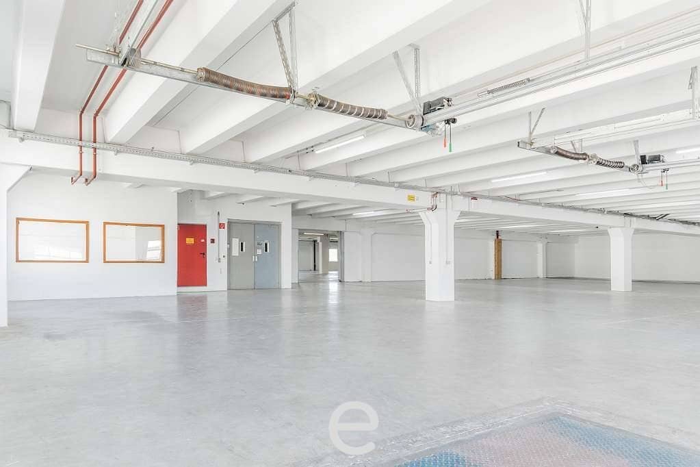 Warehouse with 2 electric, covered loading ramps in Oberhofen am Irrsee near Vöcklabruck by Eurea Real Estates GmbH? Wait