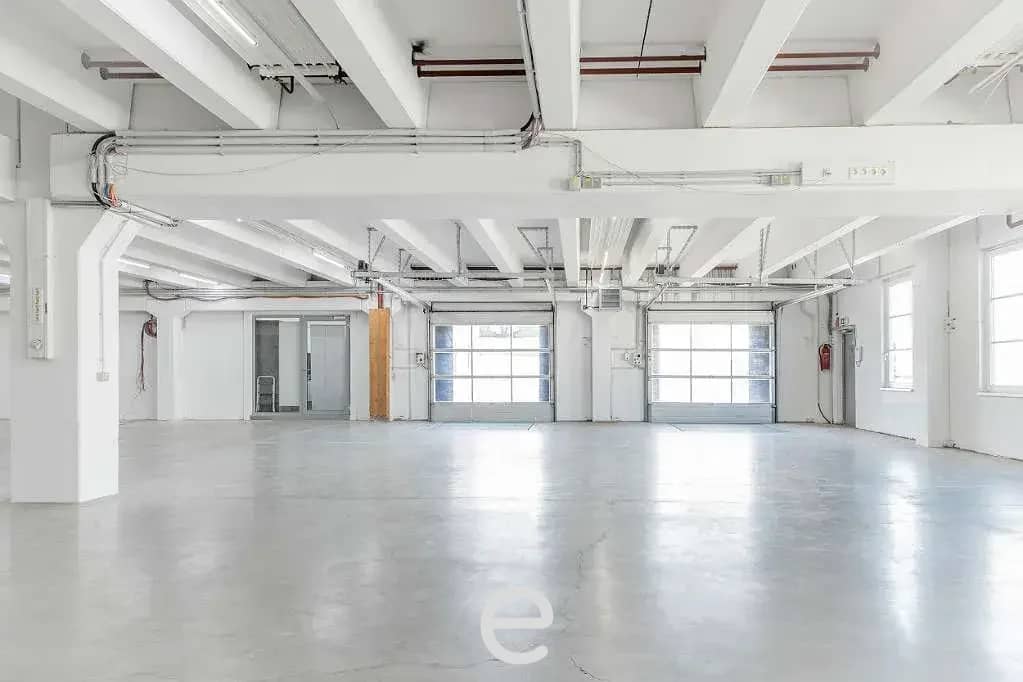 Warehouse with 2 electric, covered loading ramps in Oberhofen am Irrsee near Vöcklabruck by Eurea Real Estates GmbH? Wait