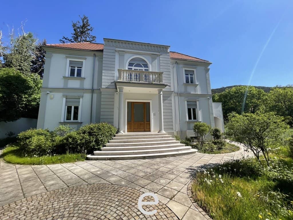 Historic villa with garden and pool in a quiet location