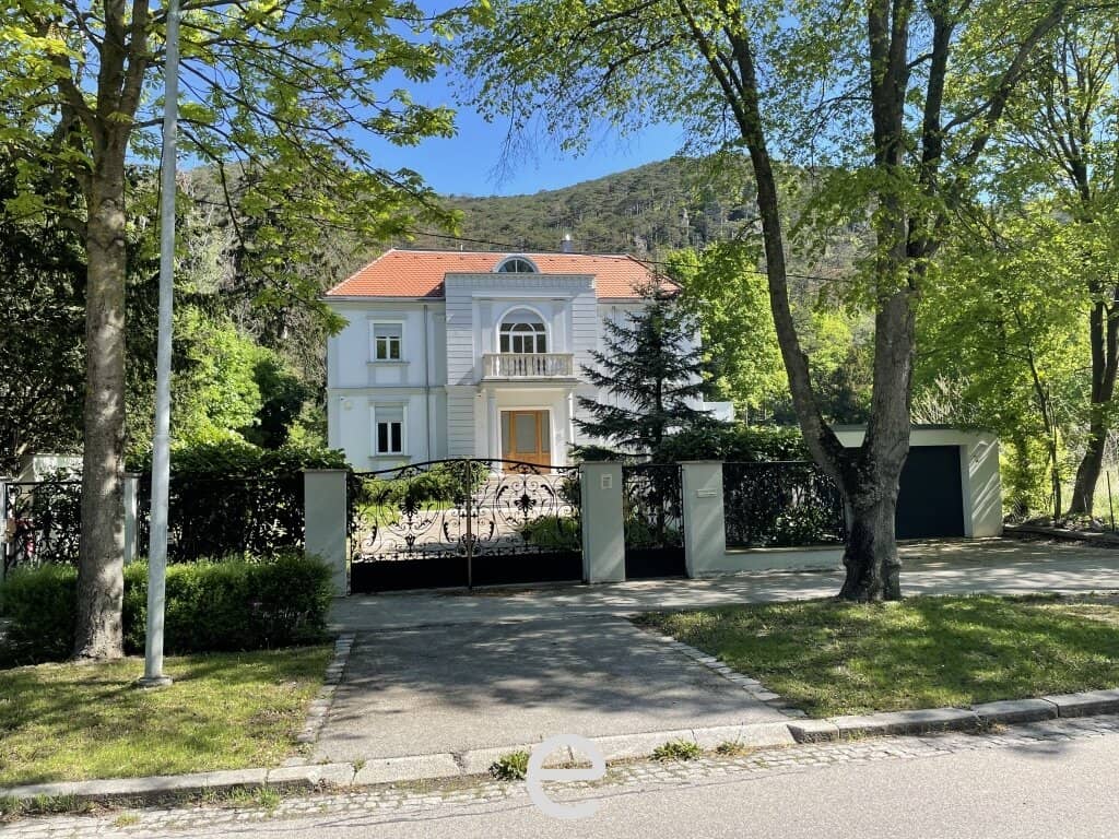 Historic villa with garden and pool in a quiet location