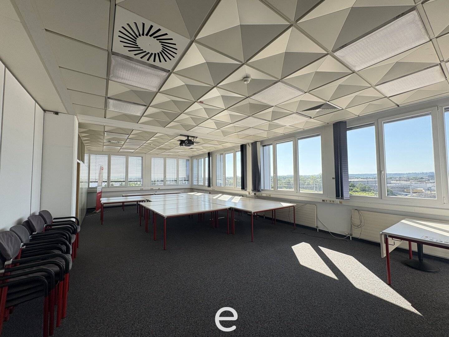 Modern office space with storage and storerooms in Marchtrenk
