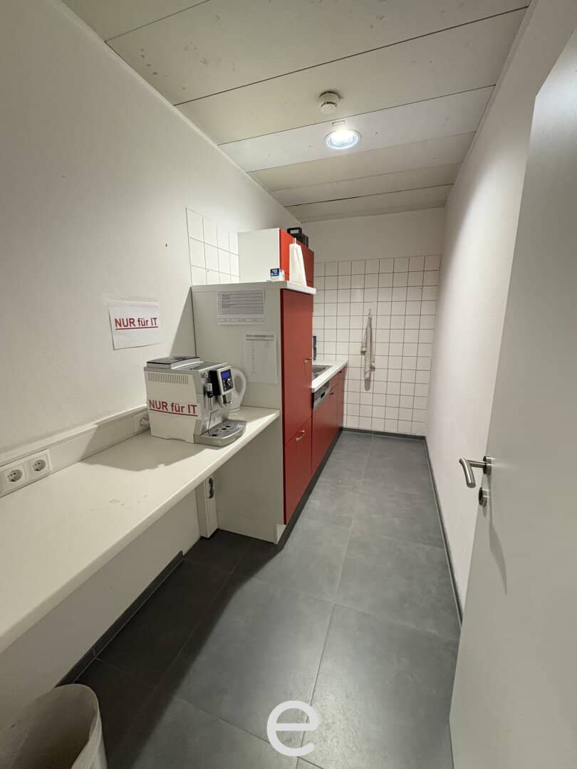 Modern office space with storage and storerooms in Marchtrenk