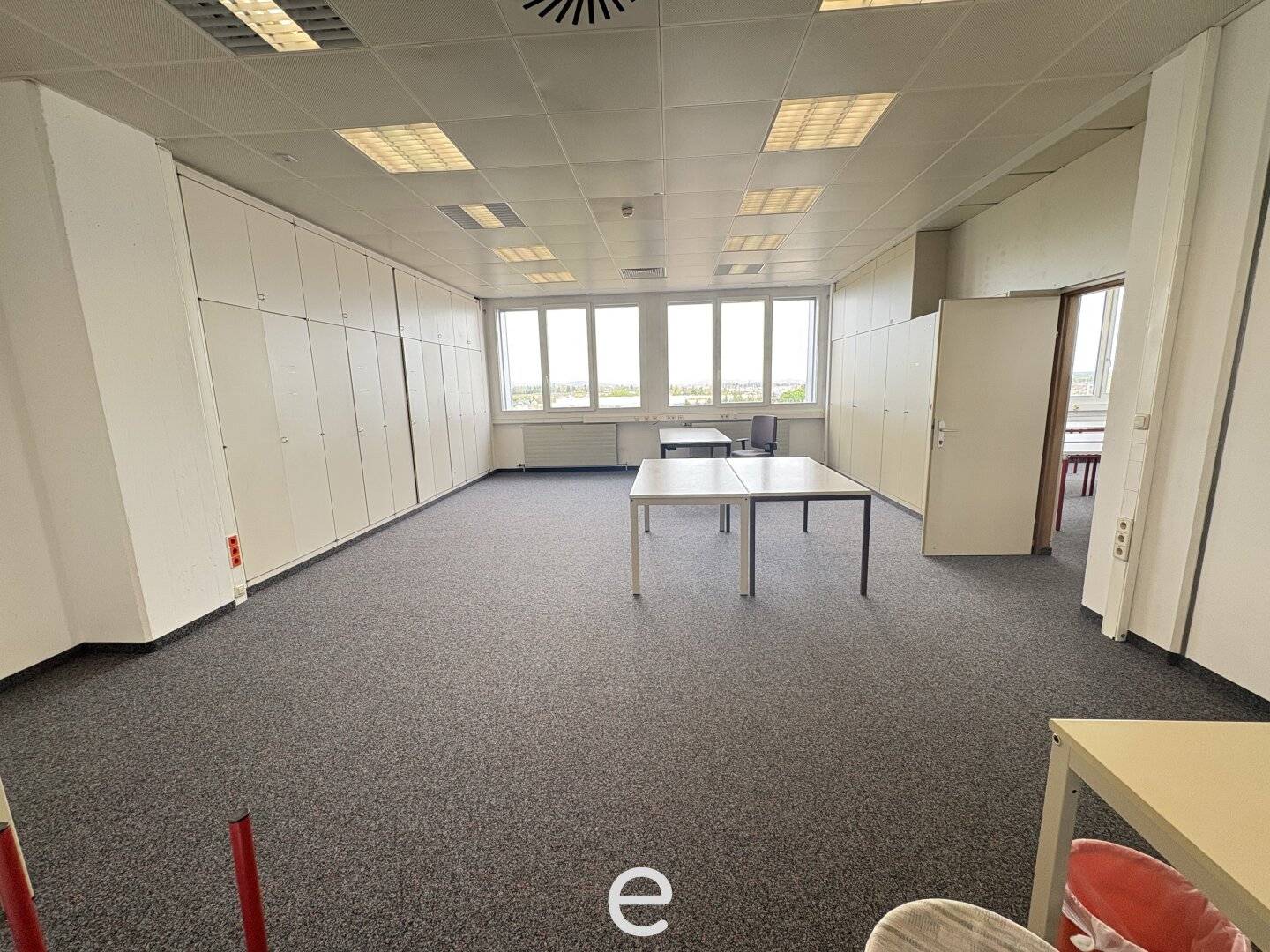 Modern office space with storage and storerooms in Marchtrenk