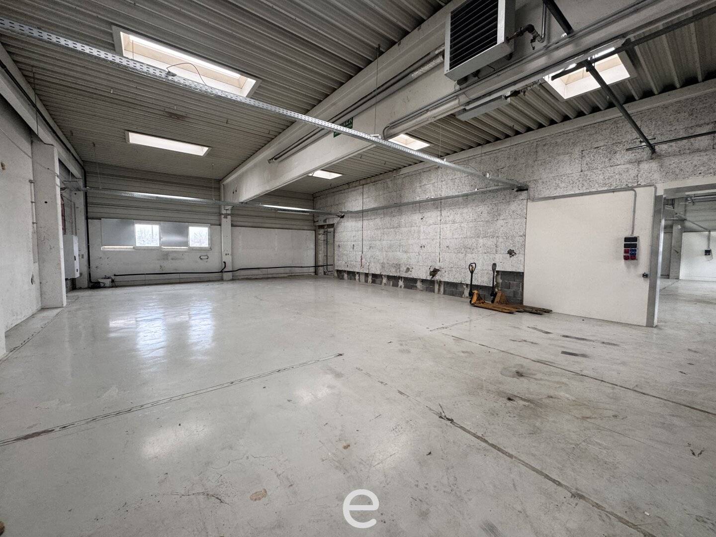 Warehouse with Office Space in Wels Terminal Commercial Area