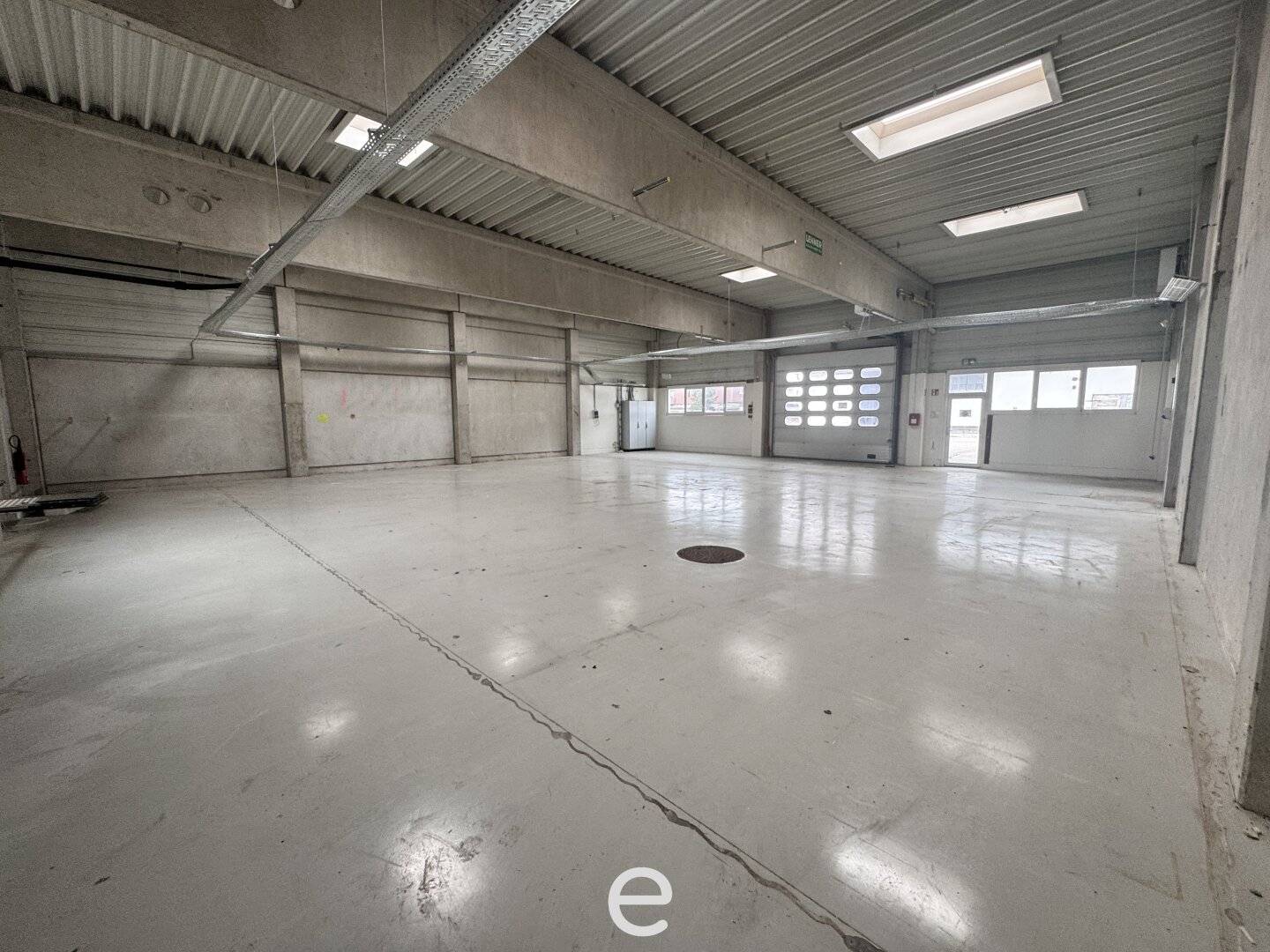 Warehouse with Office Space in Wels Terminal Commercial Area