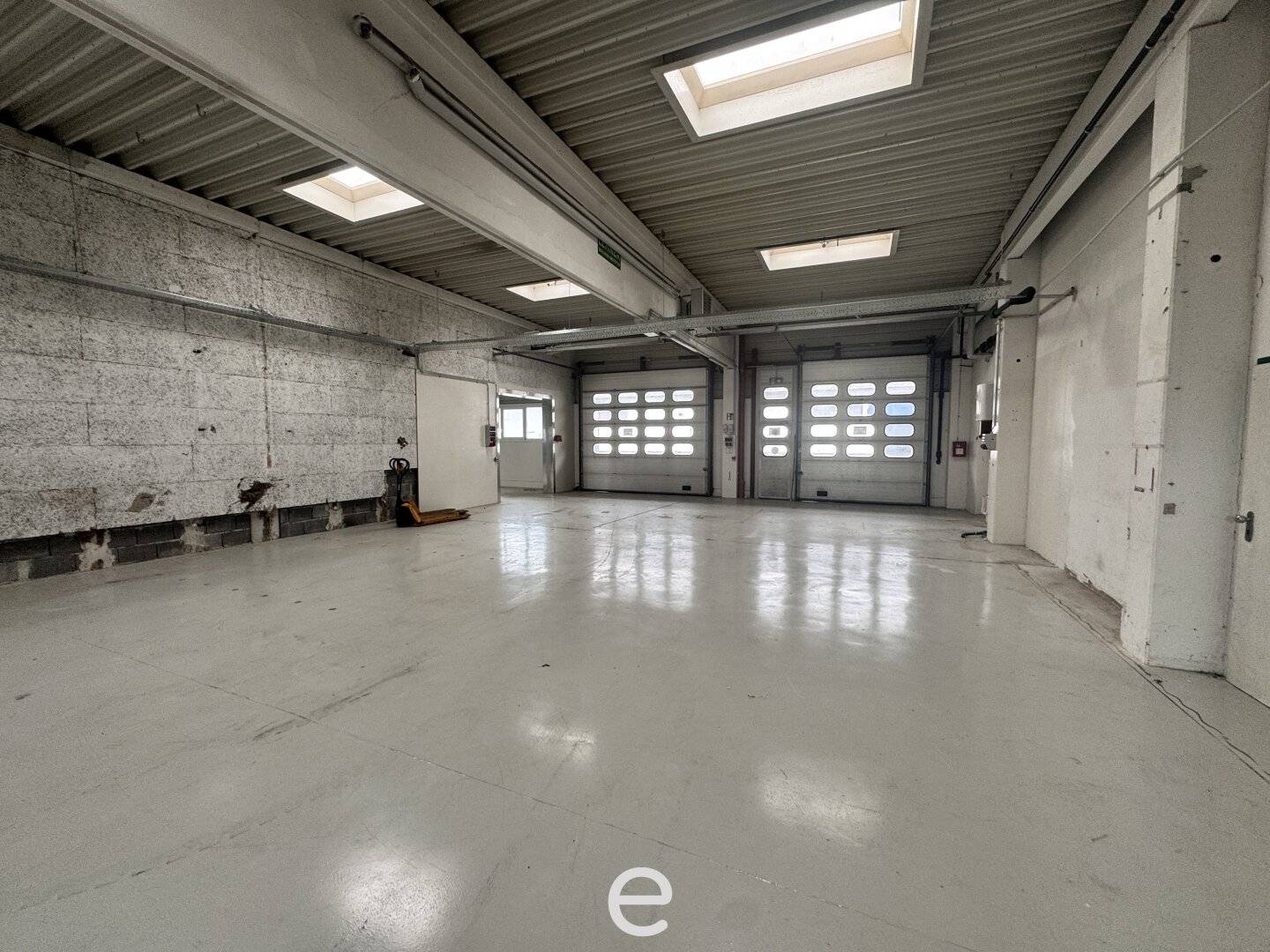 Warehouse with Office Space in Wels Terminal Commercial Area