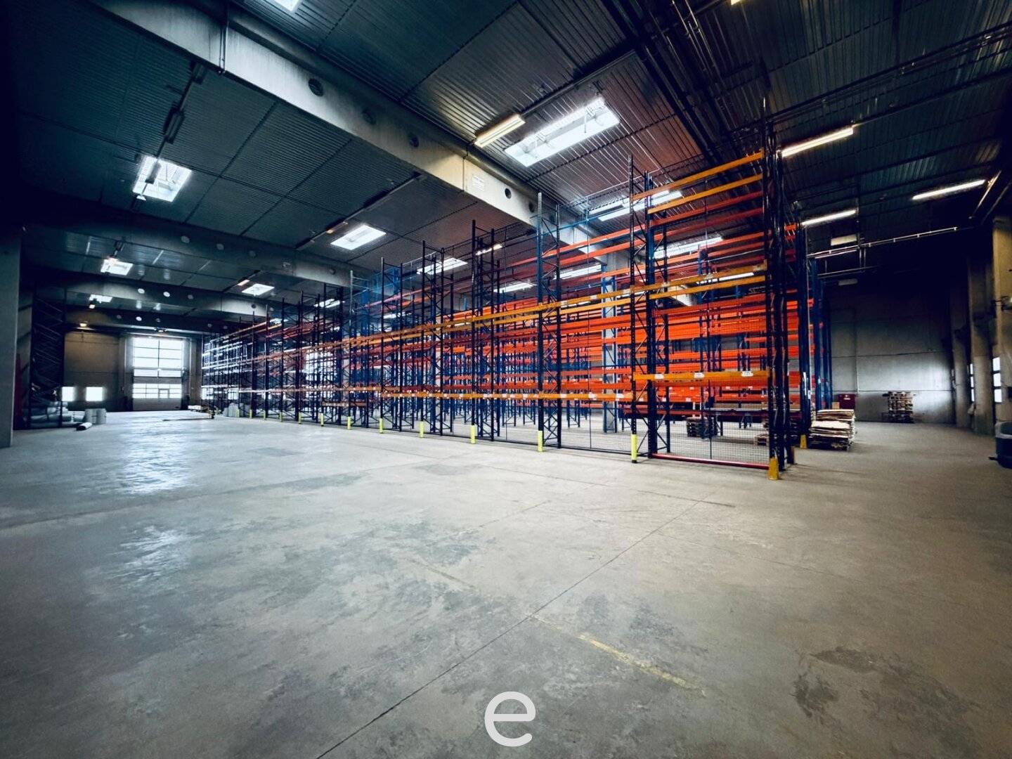 Warehouse and office spaces with excellent transport connections