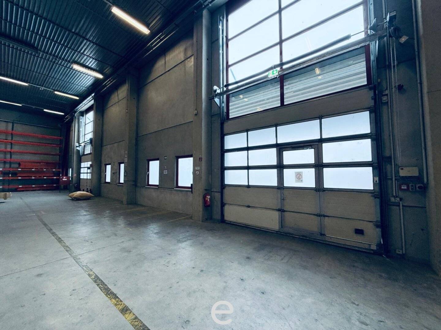 Warehouse and office spaces with excellent transport connections