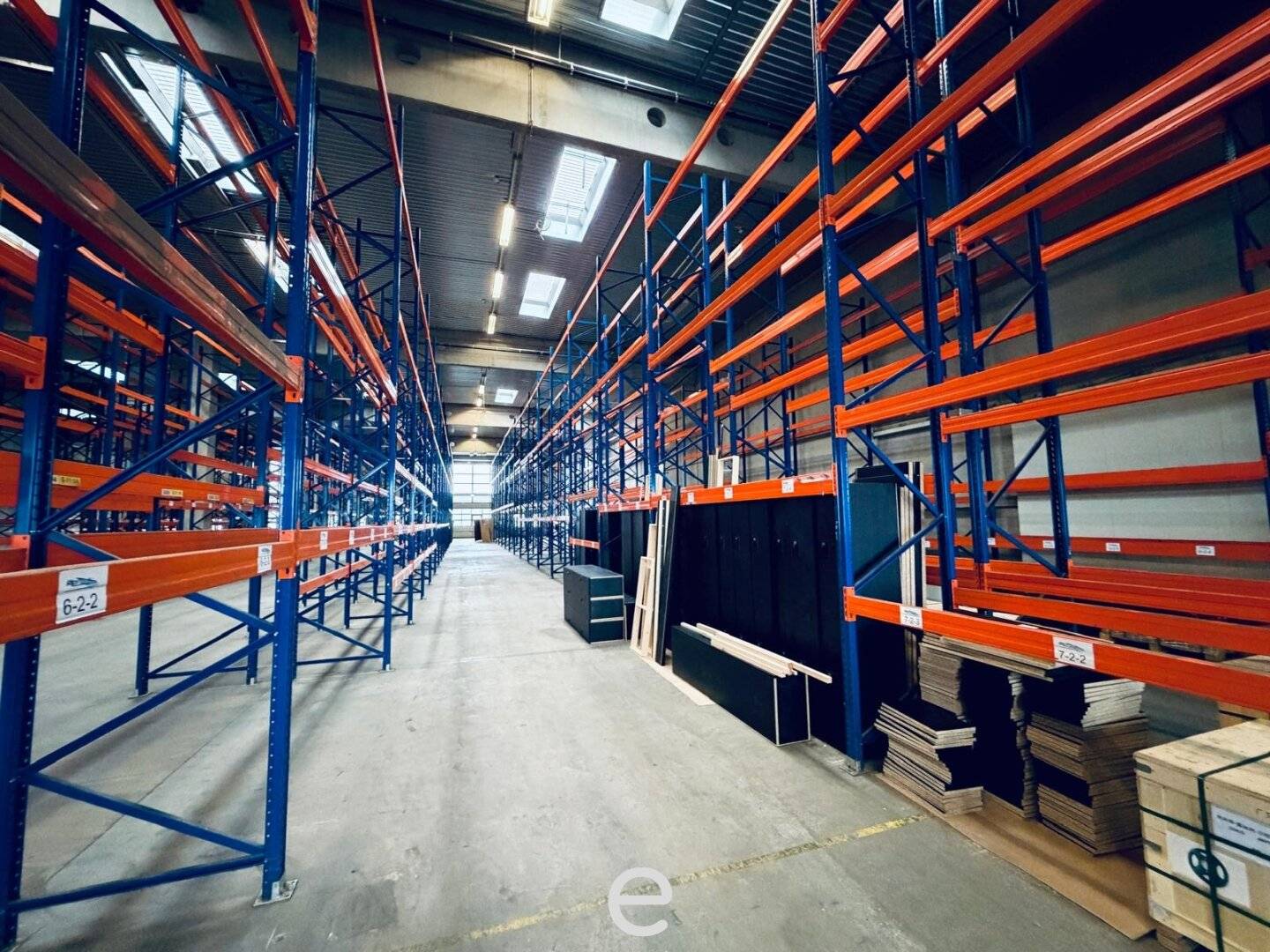 Warehouse and office spaces with excellent transport connections