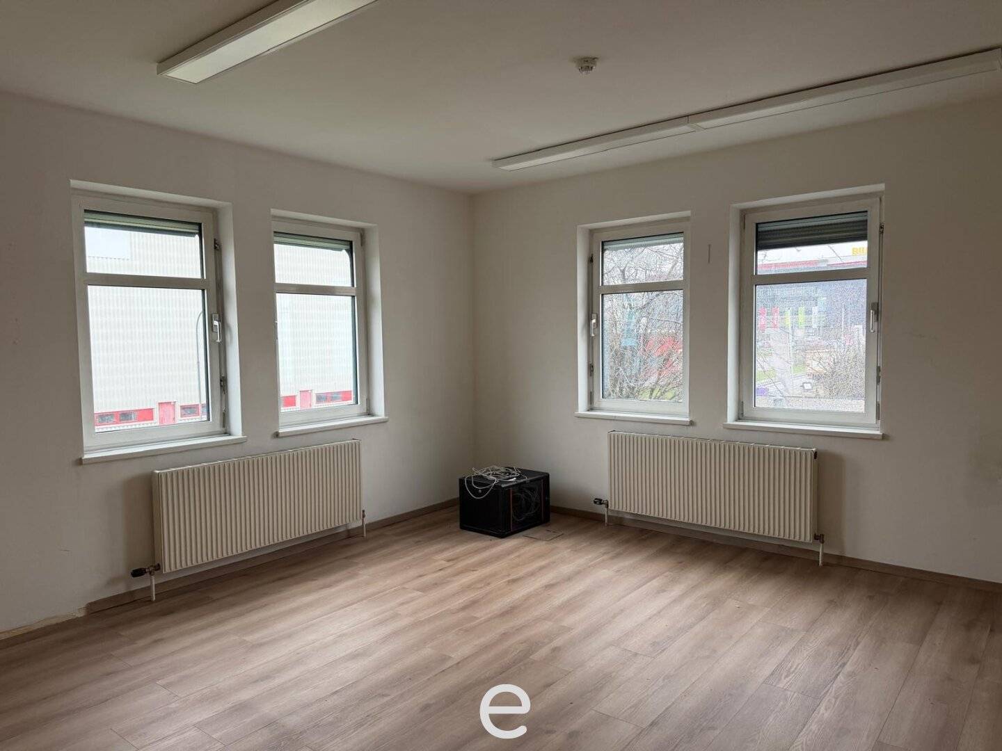Warehouse and office spaces with excellent transport connections