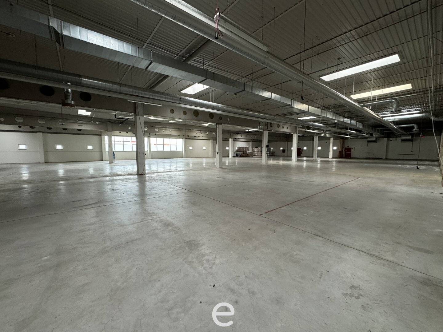 Production and warehouse hall with excellent transport connections
