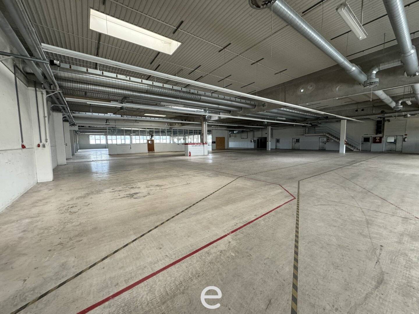 Production and warehouse hall with excellent transport connections