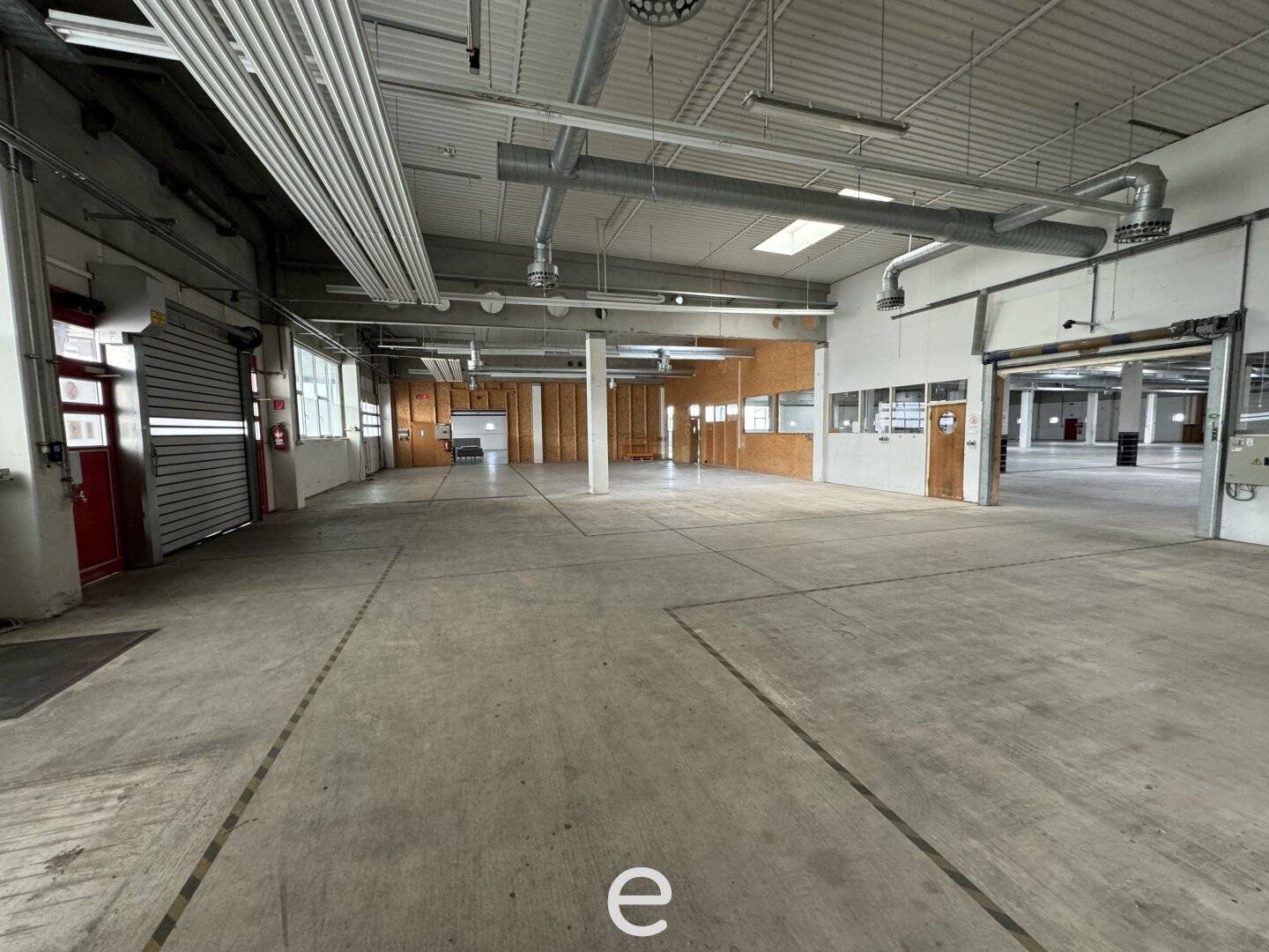 Production and warehouse hall with excellent transport connections