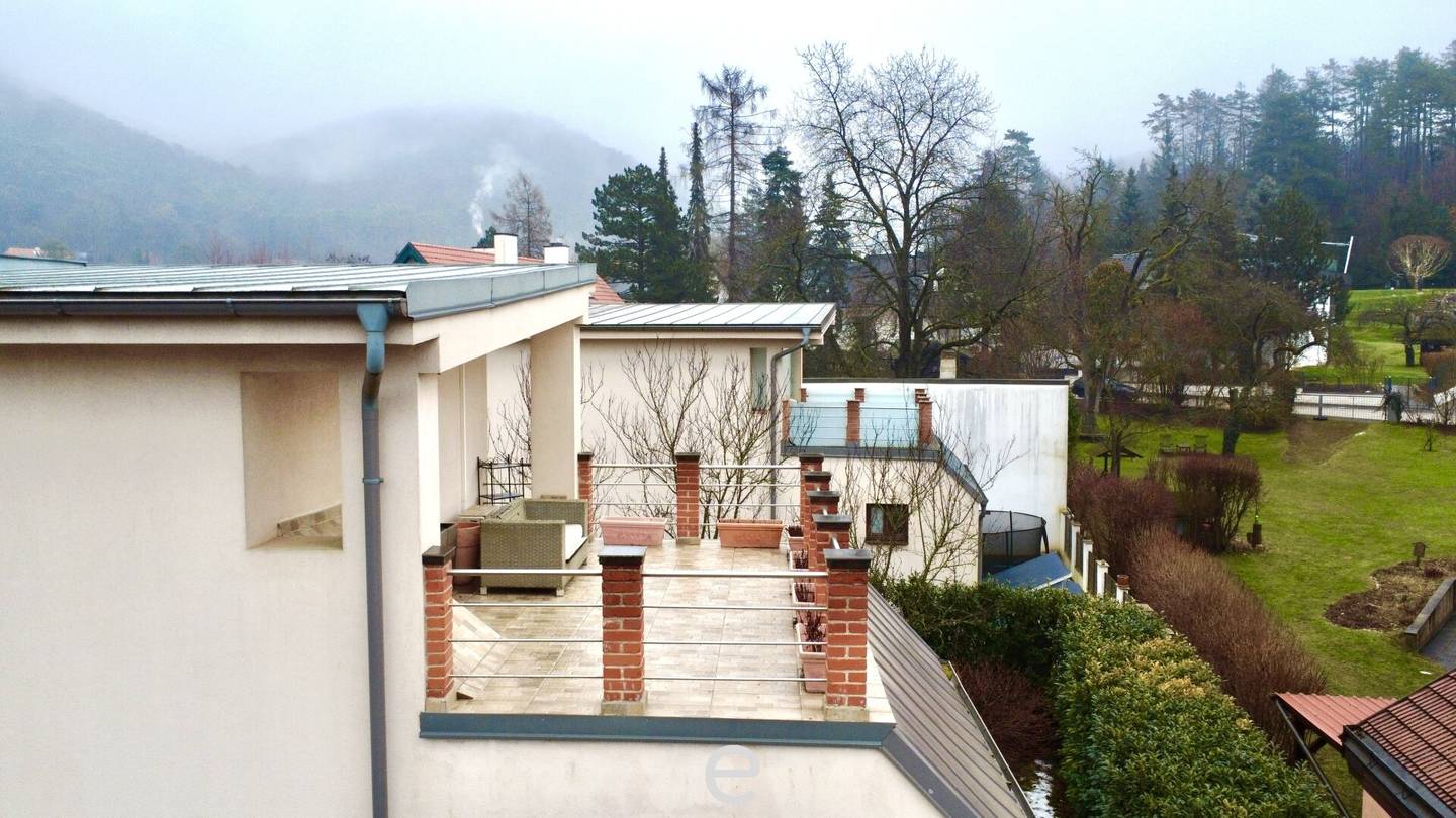Stylish semi-detached house with roof terrace, garden and double carport in Gaaden