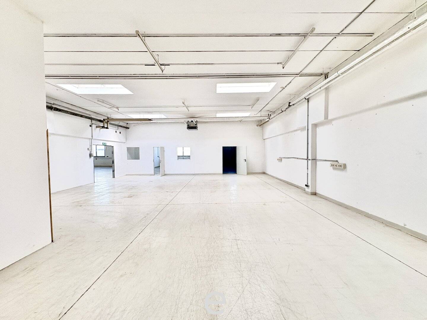 Lager- und Produktionshalle mit Büro in Vösendorf zu mieten