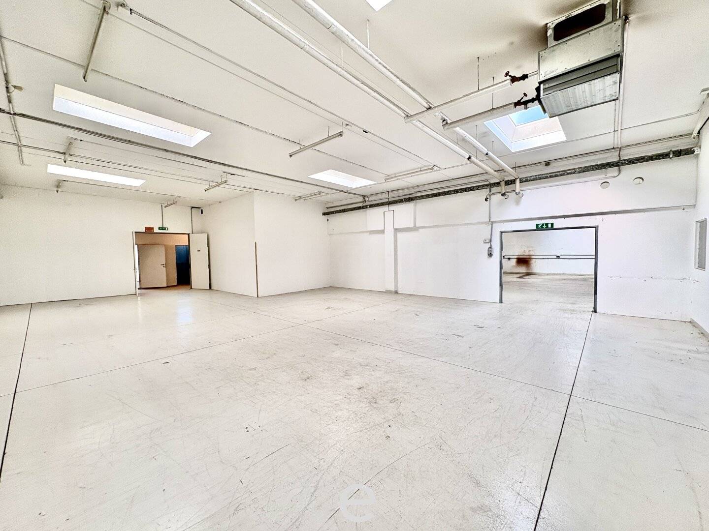 Lager- und Produktionshalle mit Büro in Vösendorf zu mieten