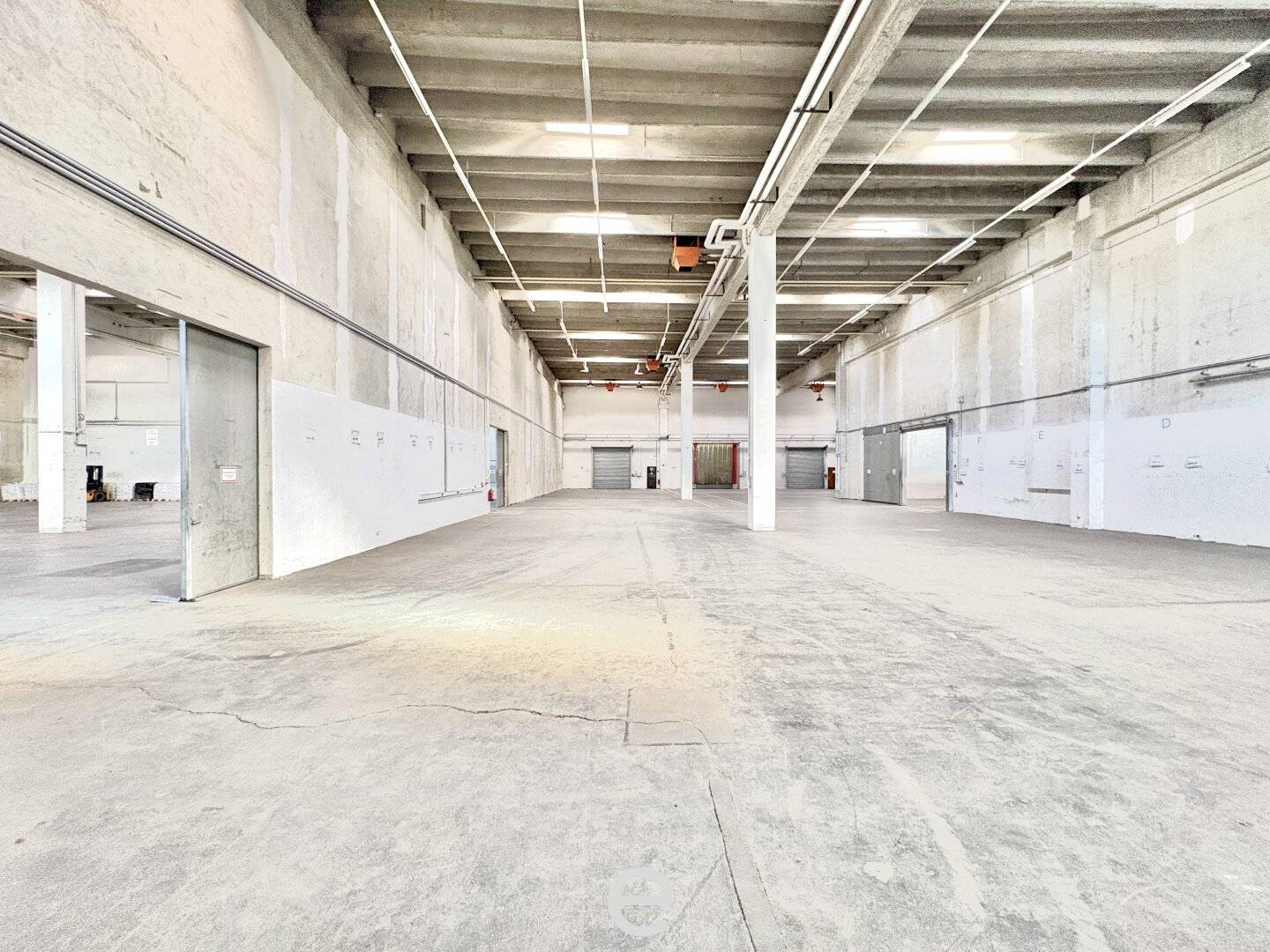Warehouse hall with office in Vösendorf for rent
