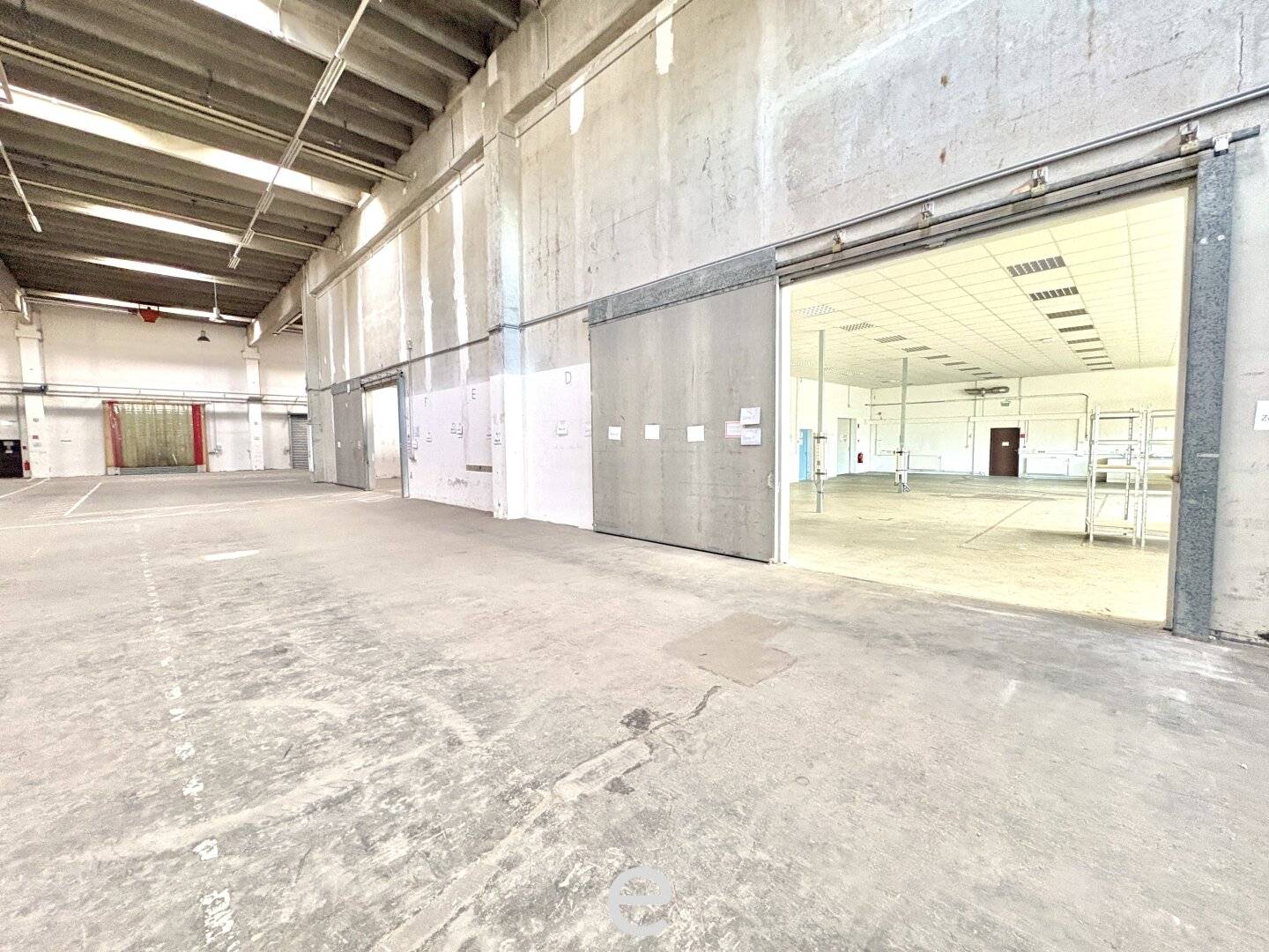 Warehouse hall with office in Vösendorf for rent