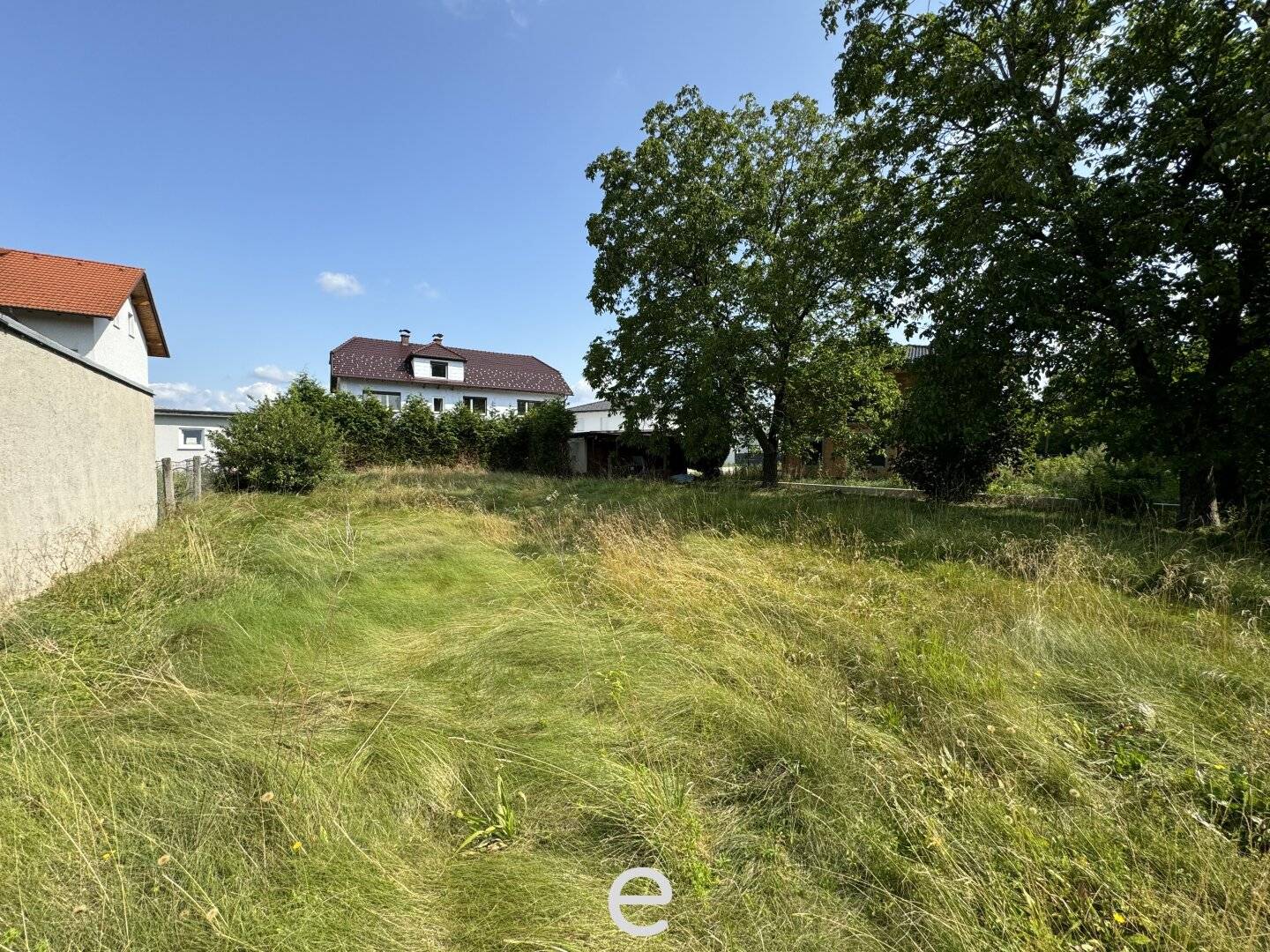 Mehrfamilienhaus mit großem Garten und Garage in Wels