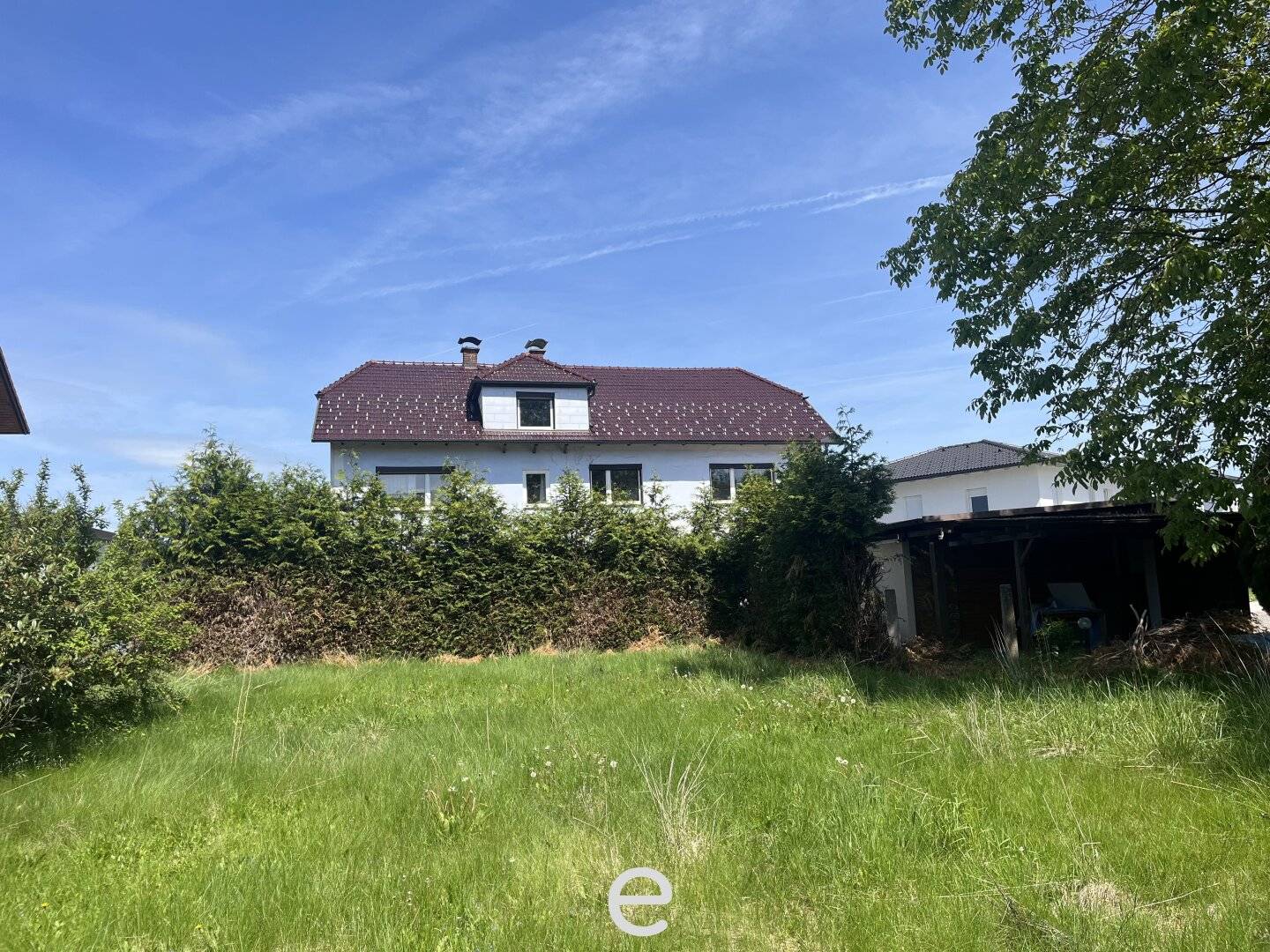 Mehrfamilienhaus mit großem Garten und Garage in Wels
