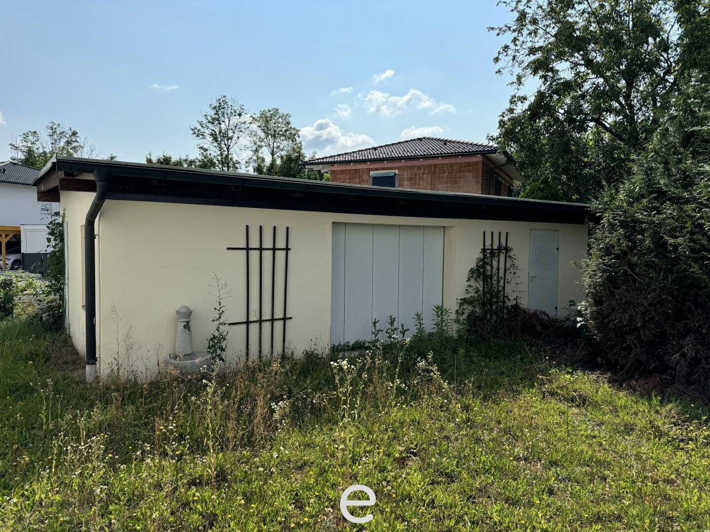Mehrfamilienhaus mit großem Garten und Garage in Wels