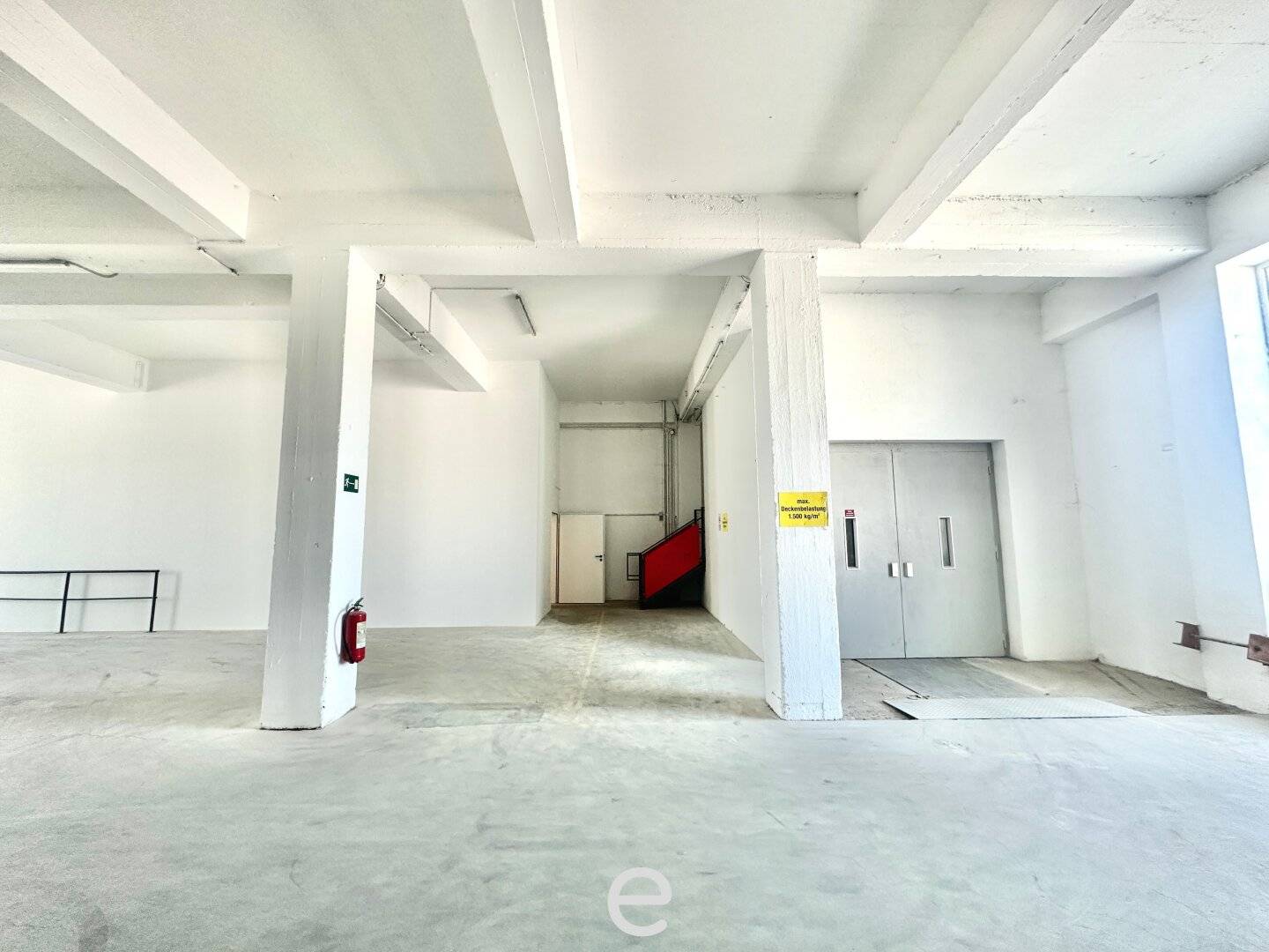 1000 m² warehouse hall flexible in Enns for rent