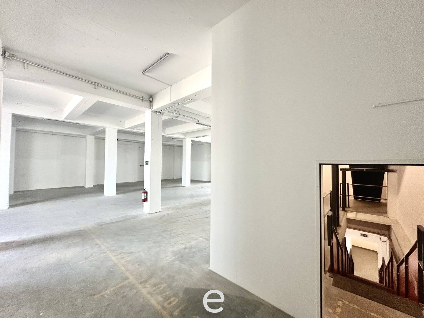 1000 m² warehouse hall flexible in Enns for rent