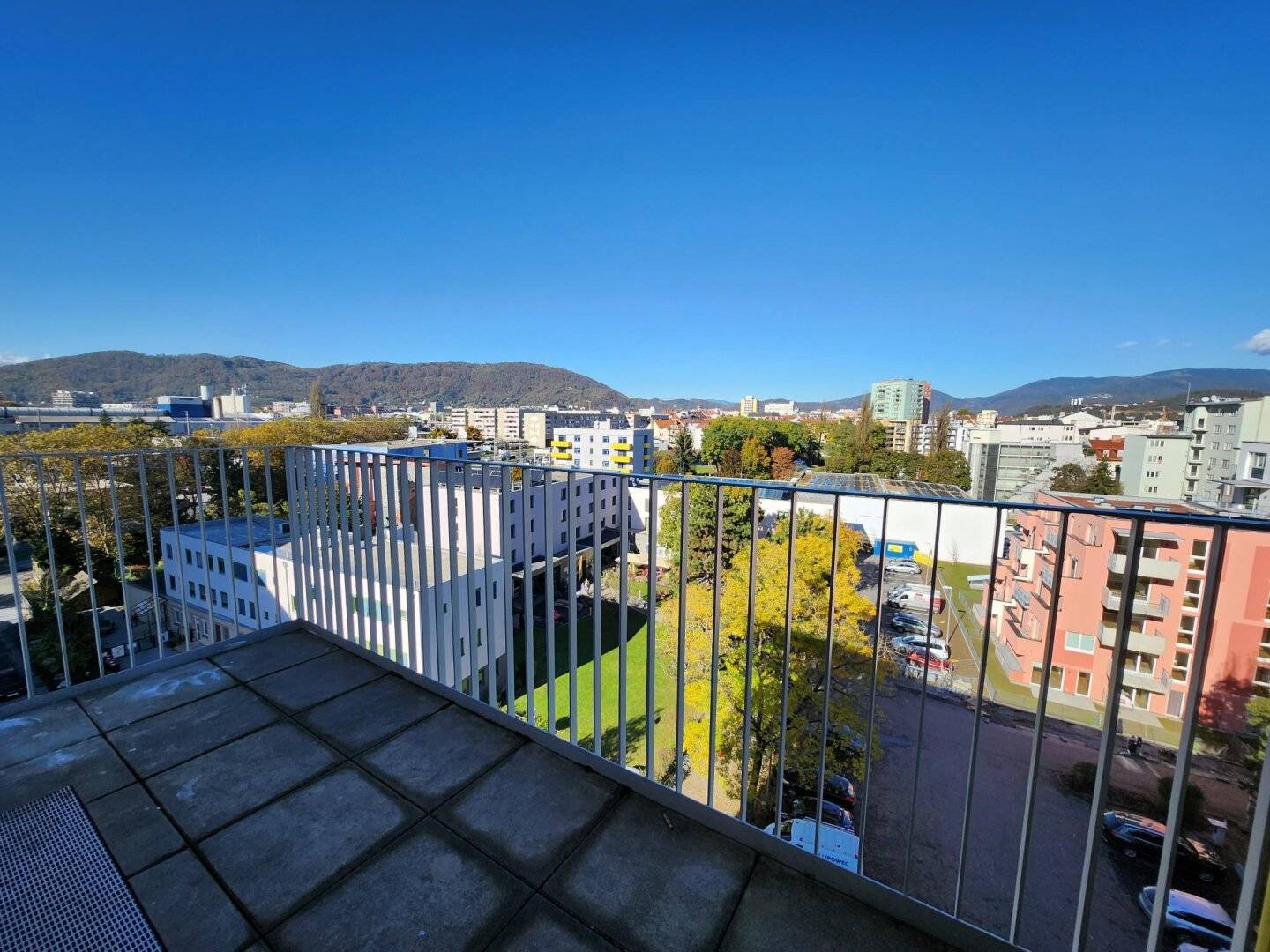 Helle 2 Zimmer Wohnung mit Balkon und Blick
