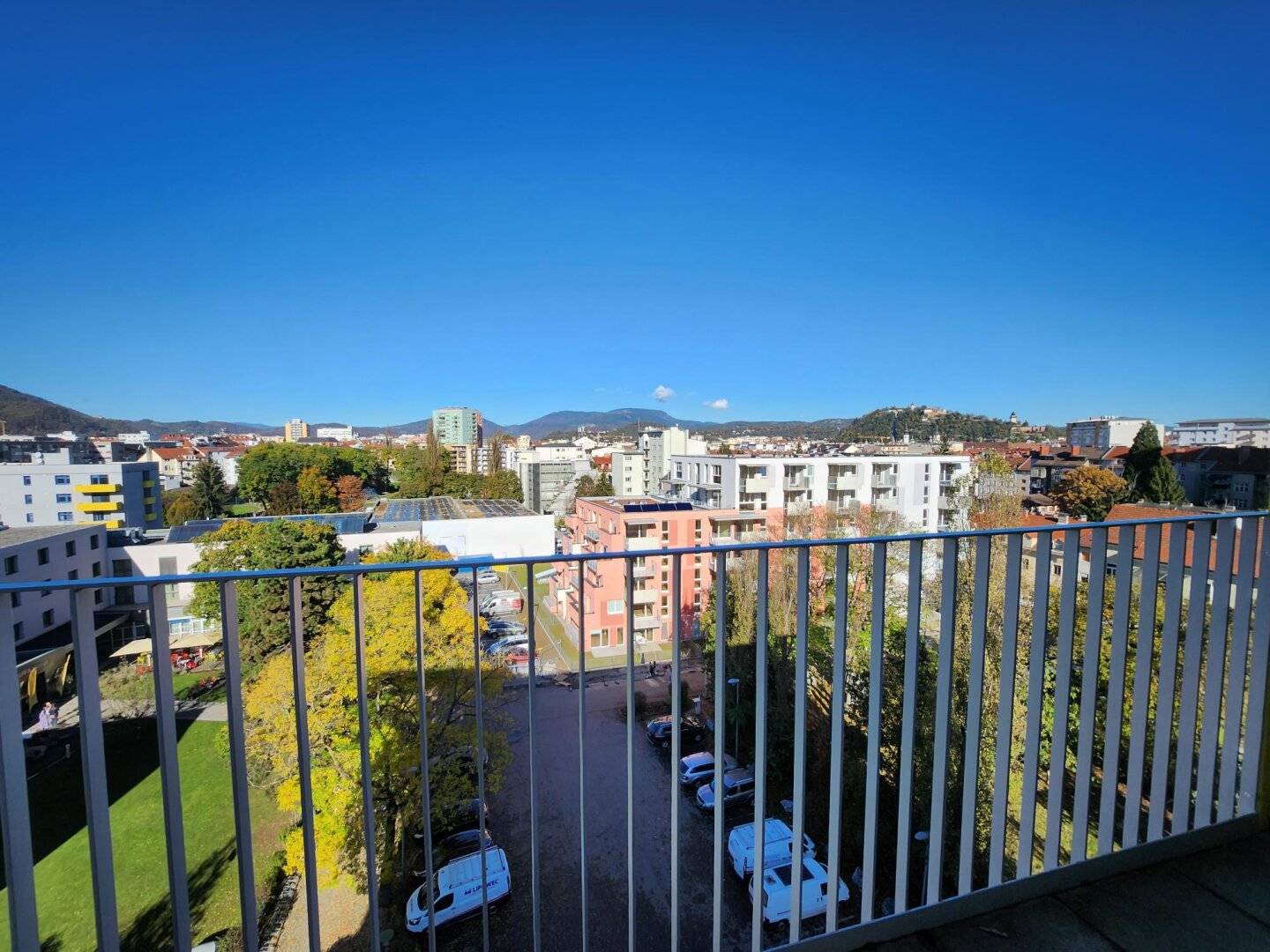 Helle 2 Zimmer Wohnung mit Balkon und Blick