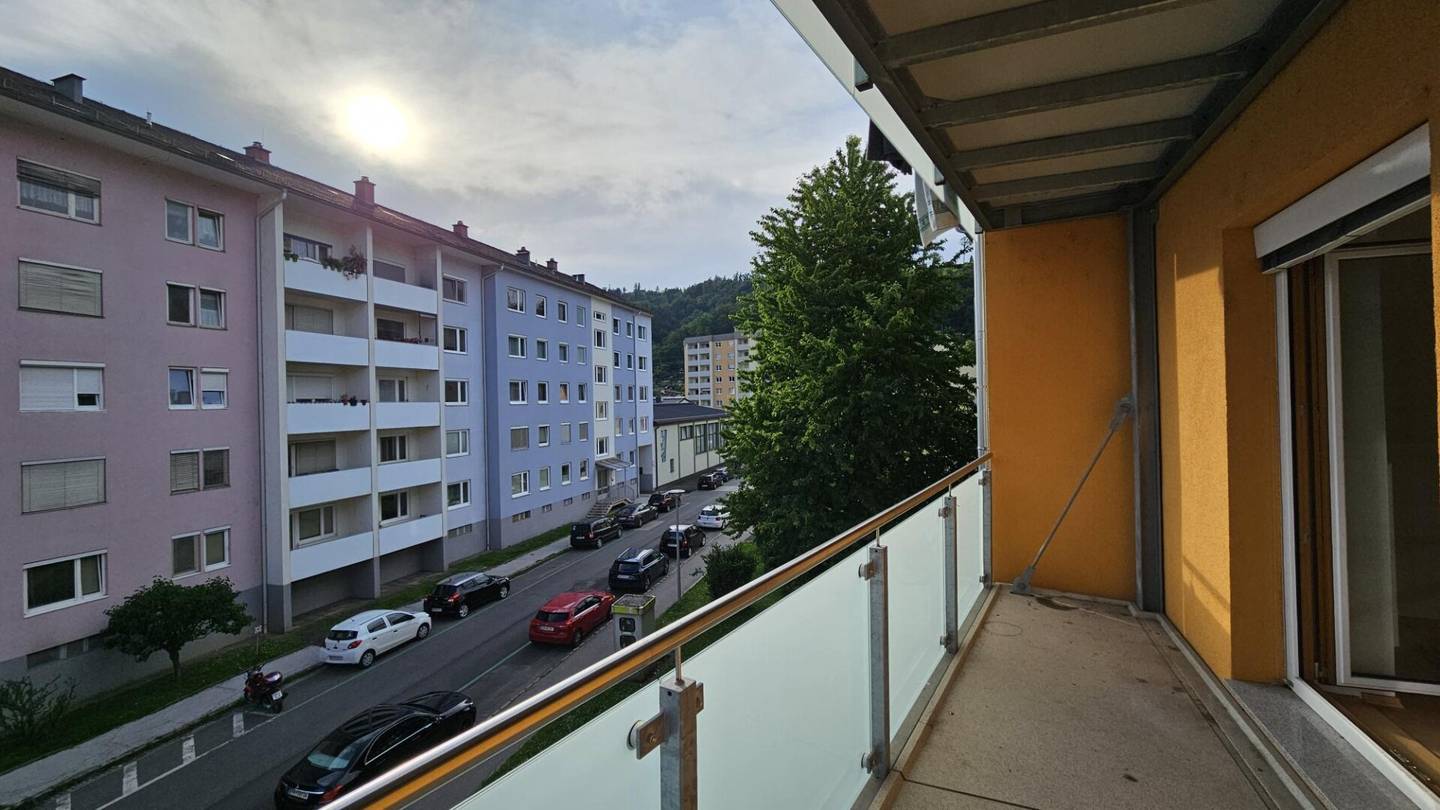Bright apartment with balcony in a great location