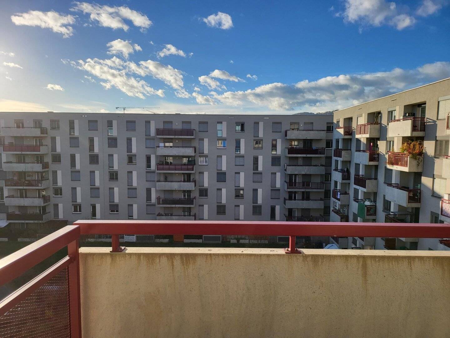 unbefristete 2-Zimmer-Wohnung mit großer Freifläche - 3. Zimmer möglich!