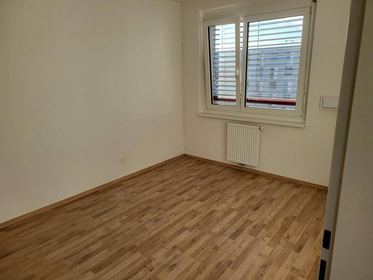 unbefristete 2-Zimmer-Wohnung mit großer Freifläche - 3. Zimmer möglich!