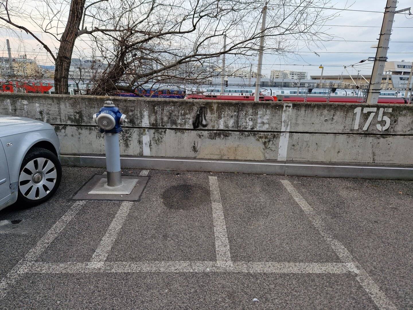 Kundratstraße 16 | Motorcycle parking space