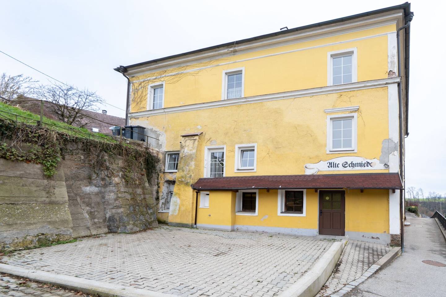 Vacant multi-family house with 5 apartments and 1 commercial premises in top location of Obernberg am Inn for sale