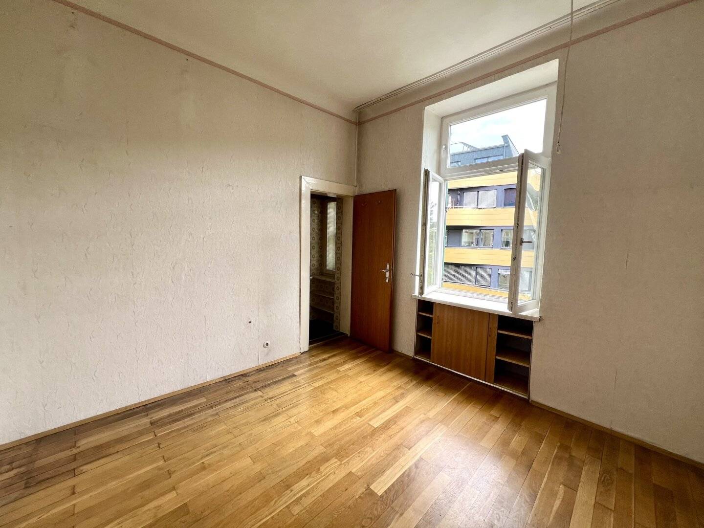 Perfectly laid out 2 room apartment in Graz city center location directly at the Grazer Augarten