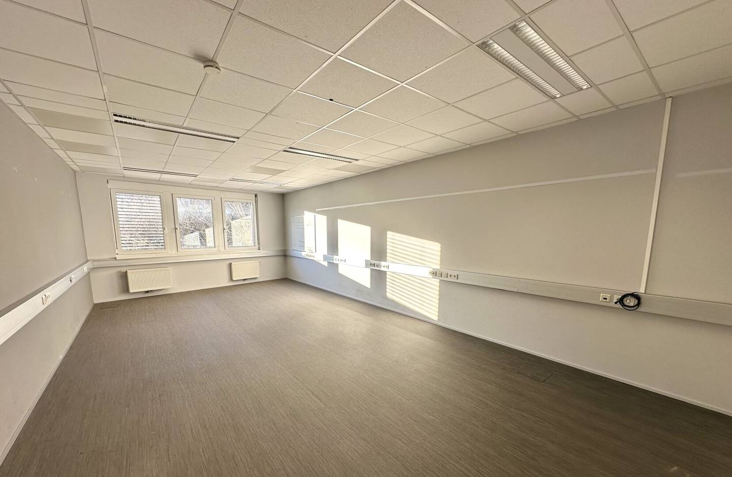 Hochwertig ausgestattete, lichtdurchflutete Bürofläche (barrierefrei!) in zentraler und frequentierter Lage im Grazer Bezirk Strassgang