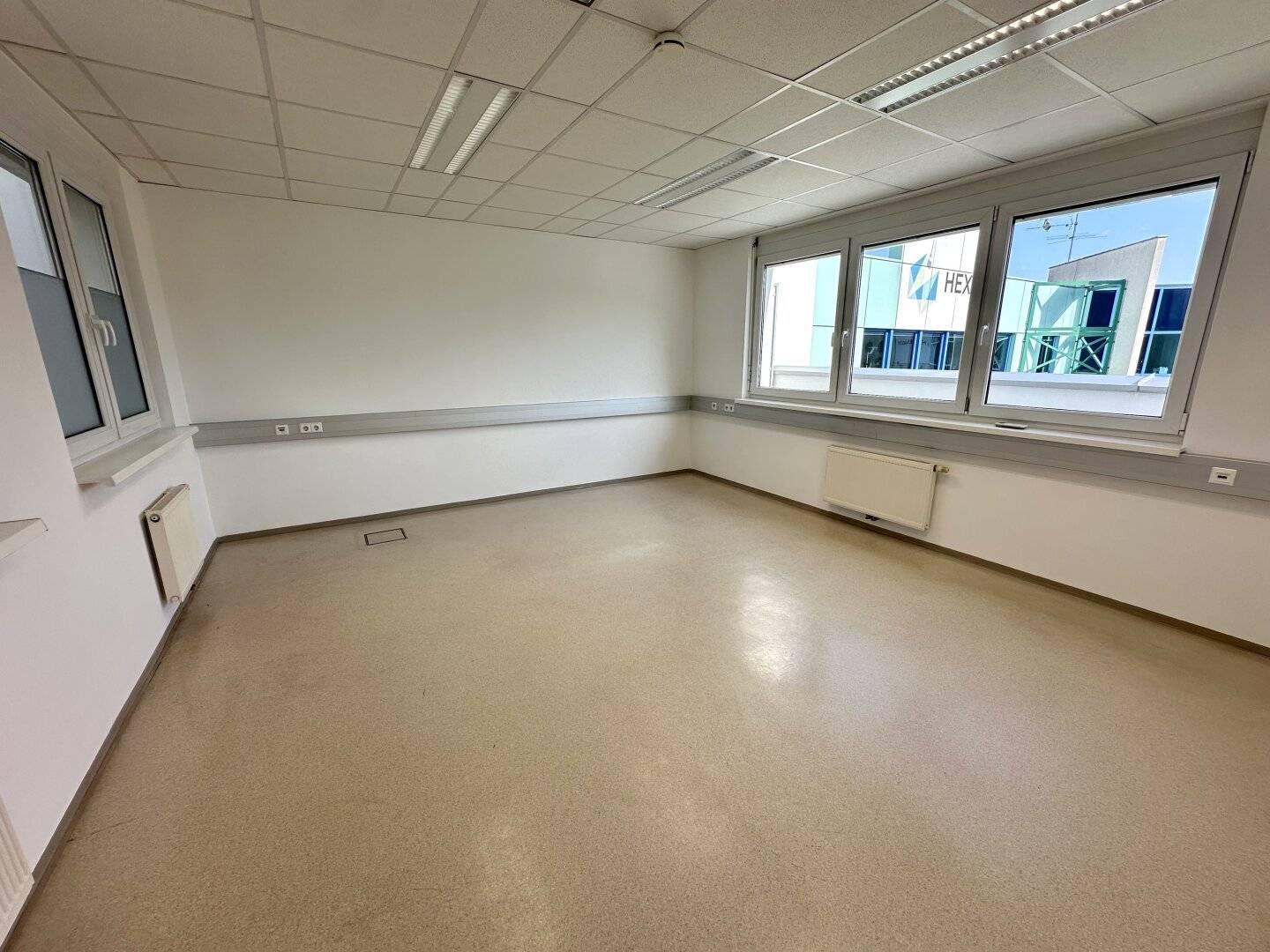 Ideally laid out commercial space (barrier free) for office or law practice in a busy location in Graz district Wetzelsdorf