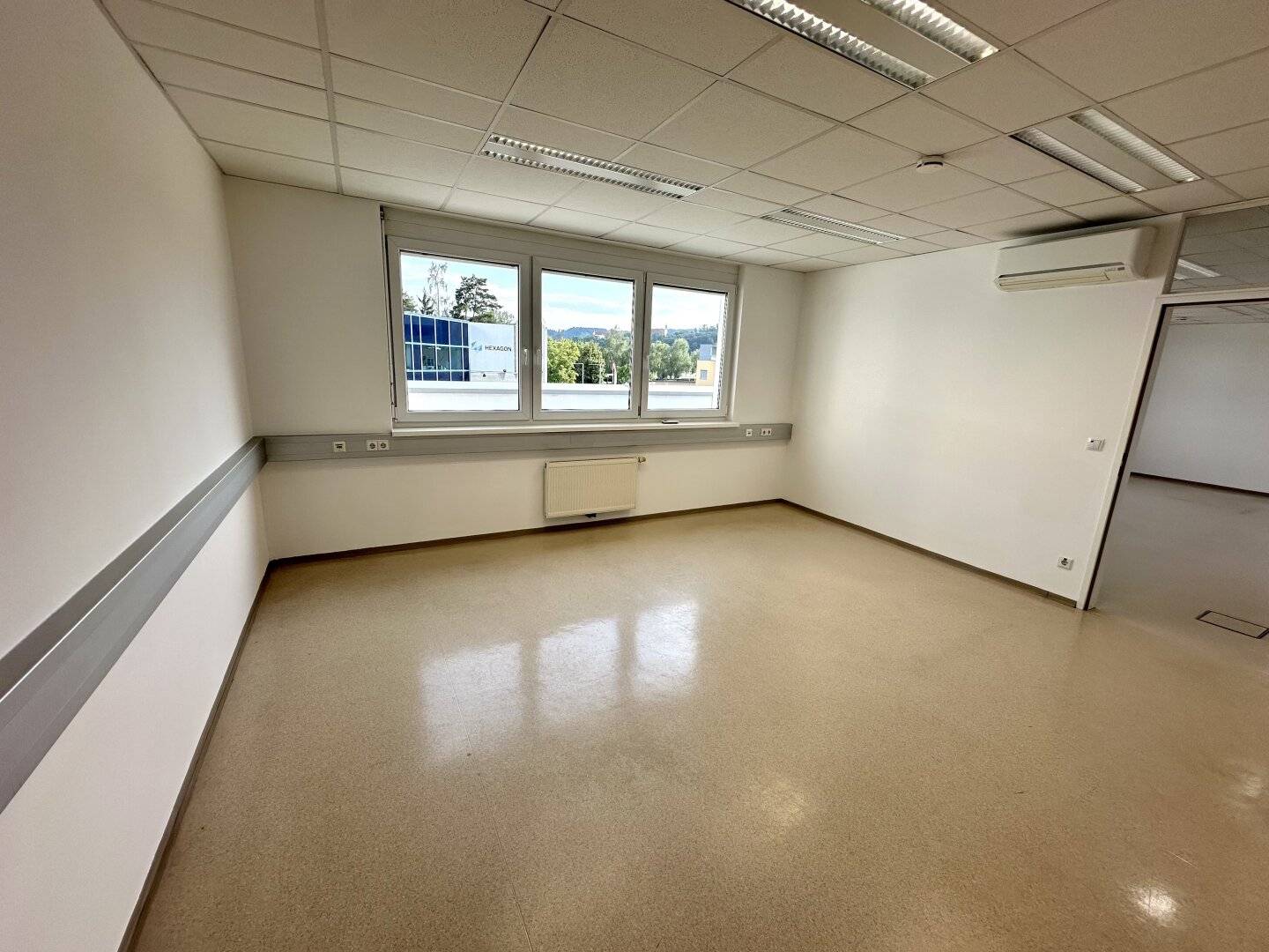 Ideally laid out commercial space (barrier free) for office or law practice in a busy location in Graz district Wetzelsdorf
