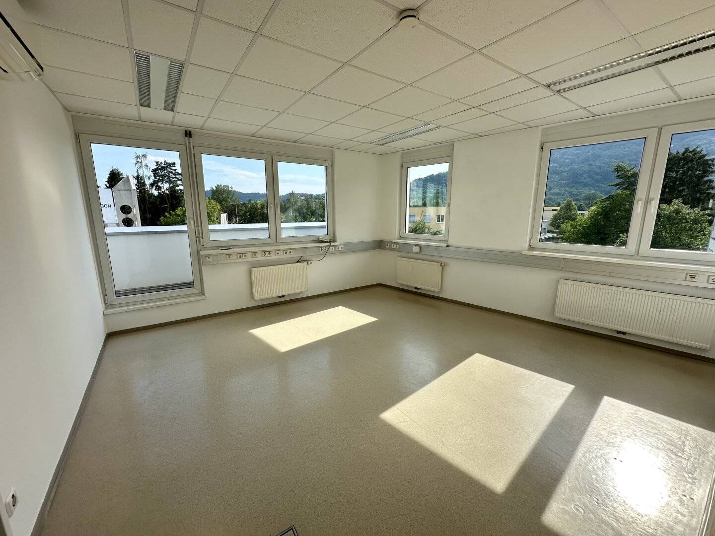 Ideally laid out commercial space (barrier free) for office or law practice in a busy location in Graz district Wetzelsdorf