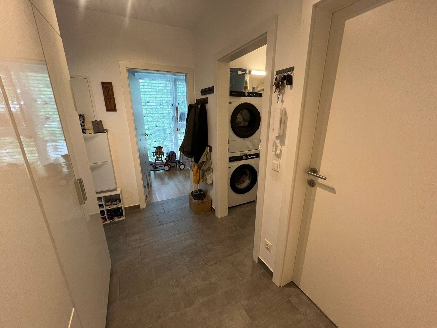 No commission! Beautiful 3-room apartment with balcony in a very good and central location near Lendplatz? Add your correct punctuation? Please remove the question mark.