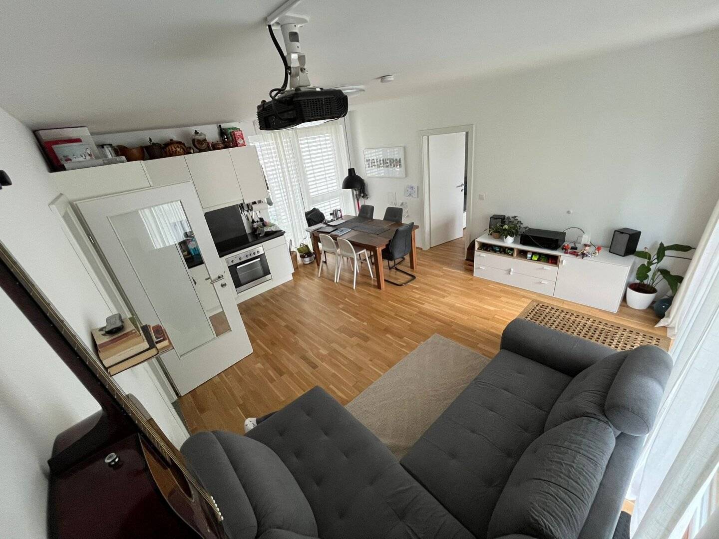 No commission! Beautiful 3-room apartment with balcony in a very good and central location near Lendplatz? Add your correct punctuation? Please remove the question mark.