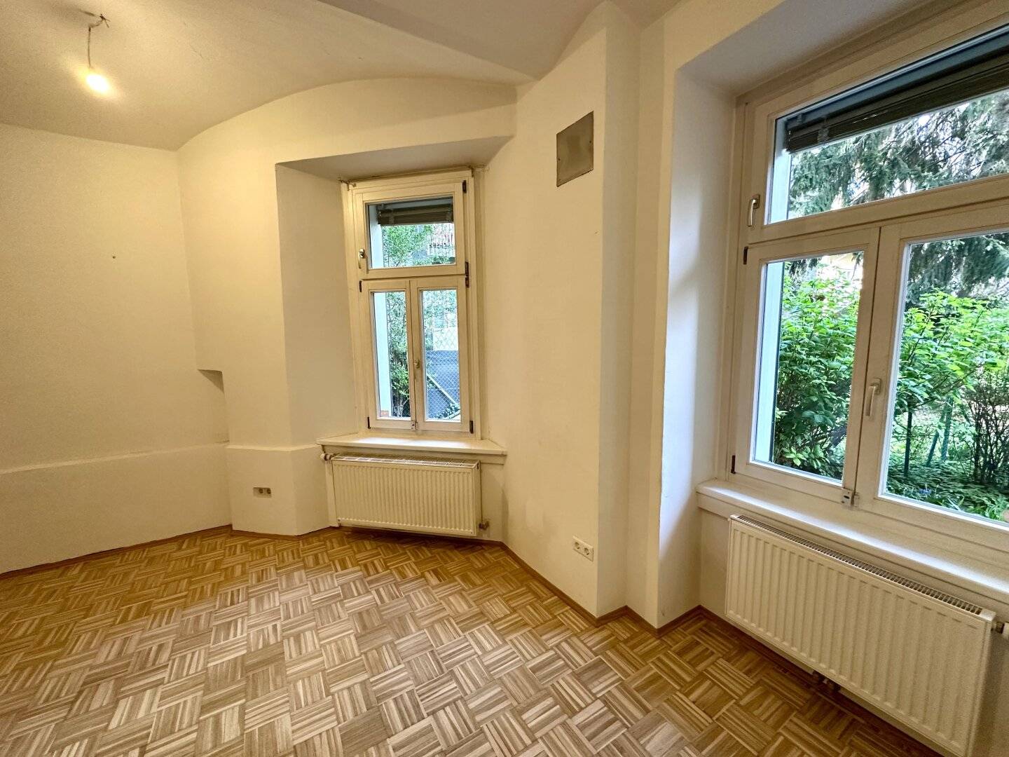 Charming 2.5-room period apartment with separate kitchen directly next to Graz Lendplatz, unlimited rental contract possible, commission-free!