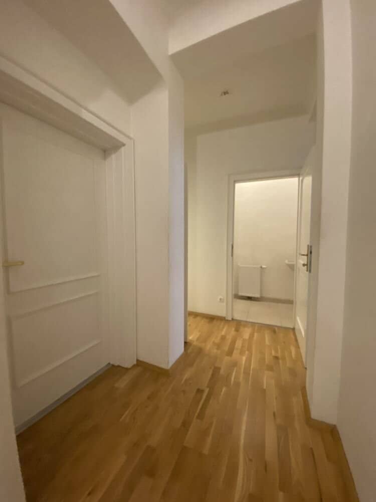 Very well maintained inner city apartment in absolute prime location Innere Stadt directly at Franziskanerplatz suitable for WG commission free etc? But we must not add