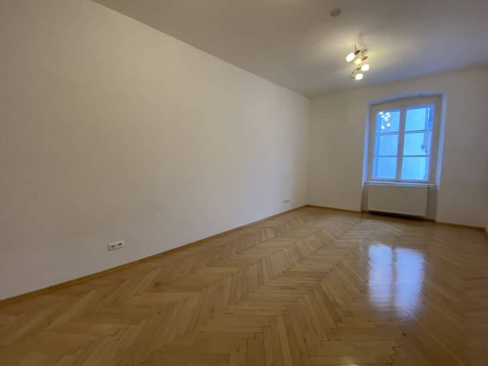 Very well maintained inner city apartment in absolute prime location Innere Stadt directly at Franziskanerplatz suitable for WG commission free etc? But we must not add