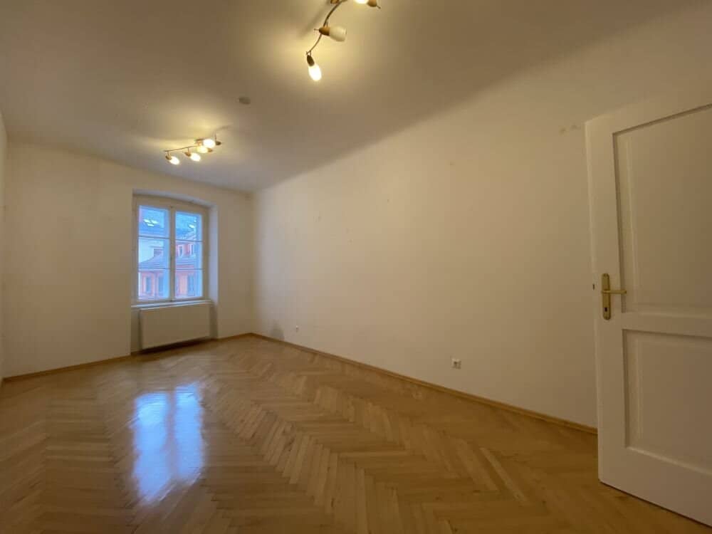 Very well maintained inner city apartment in absolute prime location Innere Stadt directly at Franziskanerplatz suitable for WG commission free etc? But we must not add