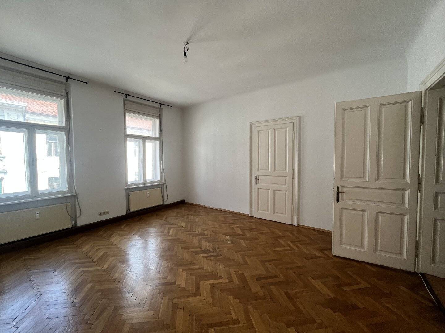 Old building apartment with a three room layout in the best city center location directly by TU Graz suitable for flat sharing