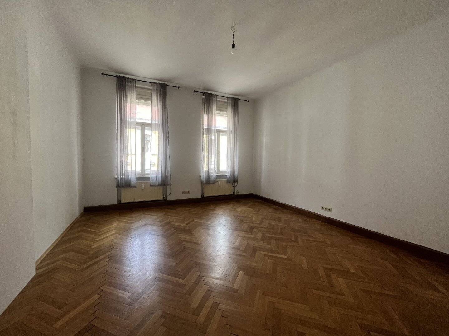 Old building apartment with a three room layout in the best city center location directly by TU Graz suitable for flat sharing