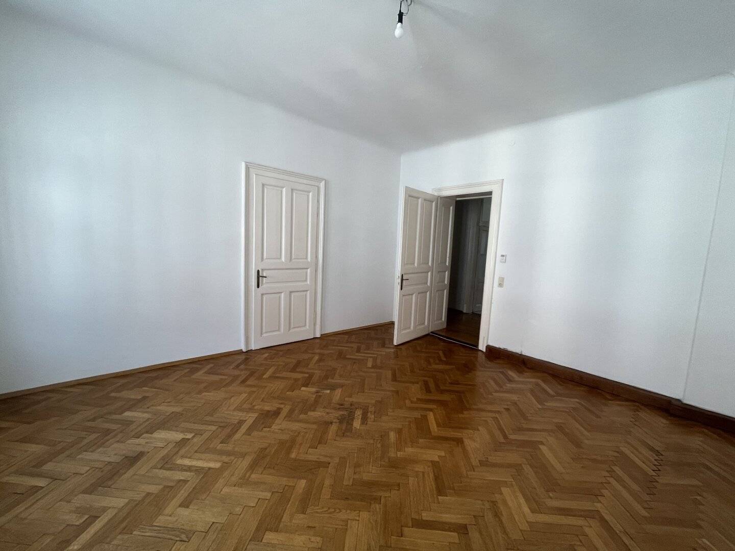 Old building apartment with a three room layout in the best city center location directly by TU Graz suitable for flat sharing