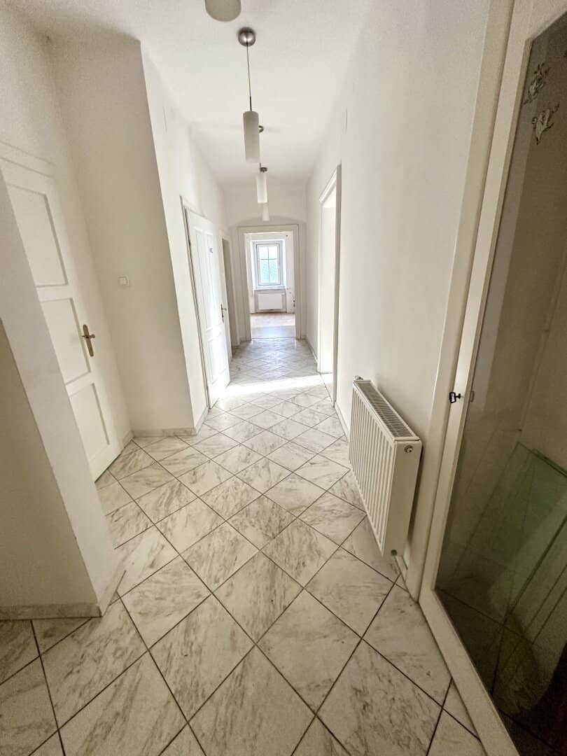 Perfectly cut spacious office, practice and commercial space in a beautiful old building in a well-frequented location in Graz's best district Mariatrost