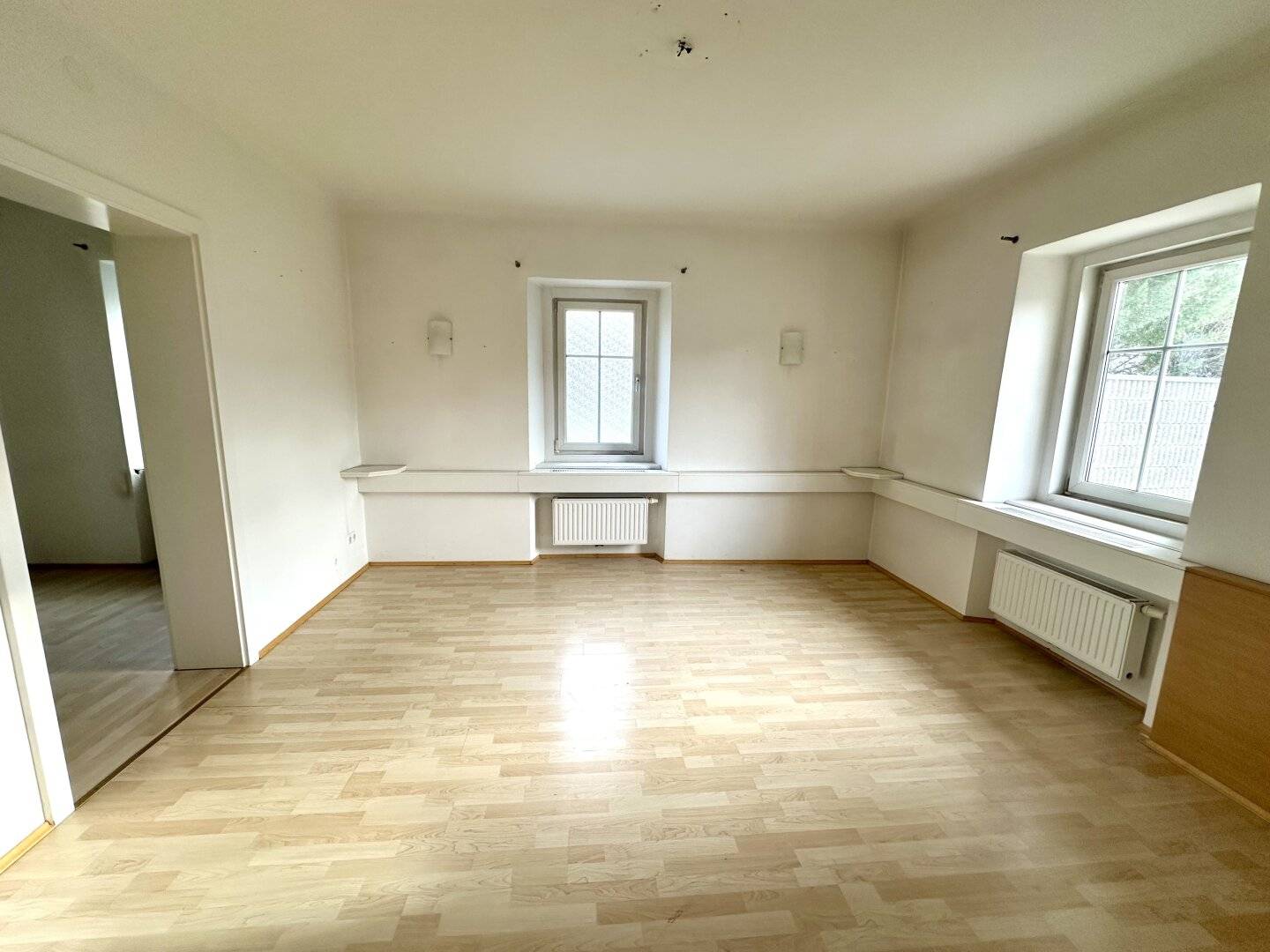 Perfectly cut spacious office, practice and commercial space in a beautiful old building in a well-frequented location in Graz's best district Mariatrost